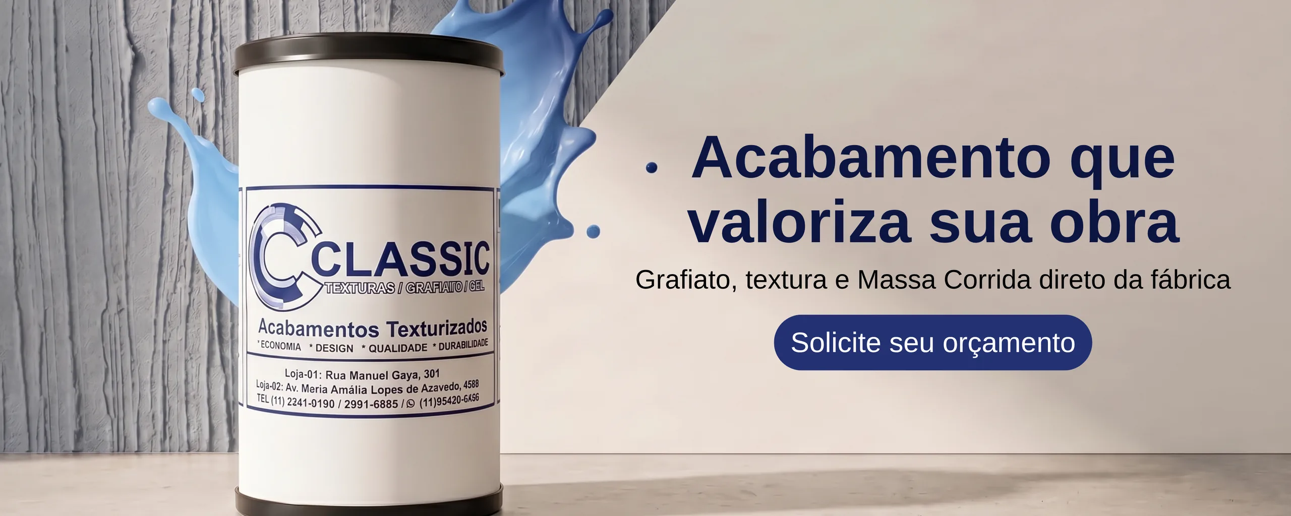 Acabamento que valoriza sua obra: grafiato, textura e massa corrida direto da fábrica. Lata da Classic diante de uma parede texturizada, com respingo azul de material ao fundo e o botão Solicite seu orçamento.