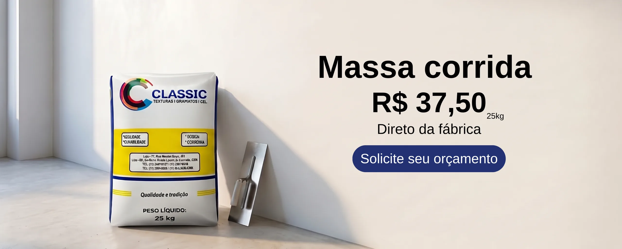 Massa corrida de 25 kg por R$ 37,50, direto da fábrica. Saco branco e amarelo da Classic apoiado na parede ao lado de uma desempenadeira, com o botão Solicite seu orçamento.