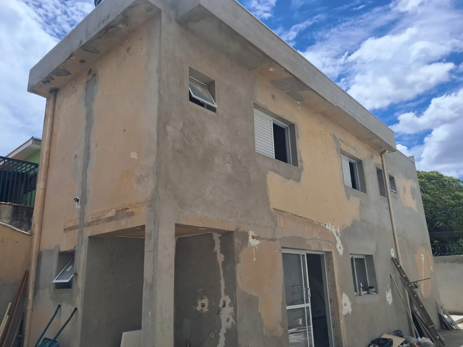 A mesma fachada antes da obra, ainda no reboco