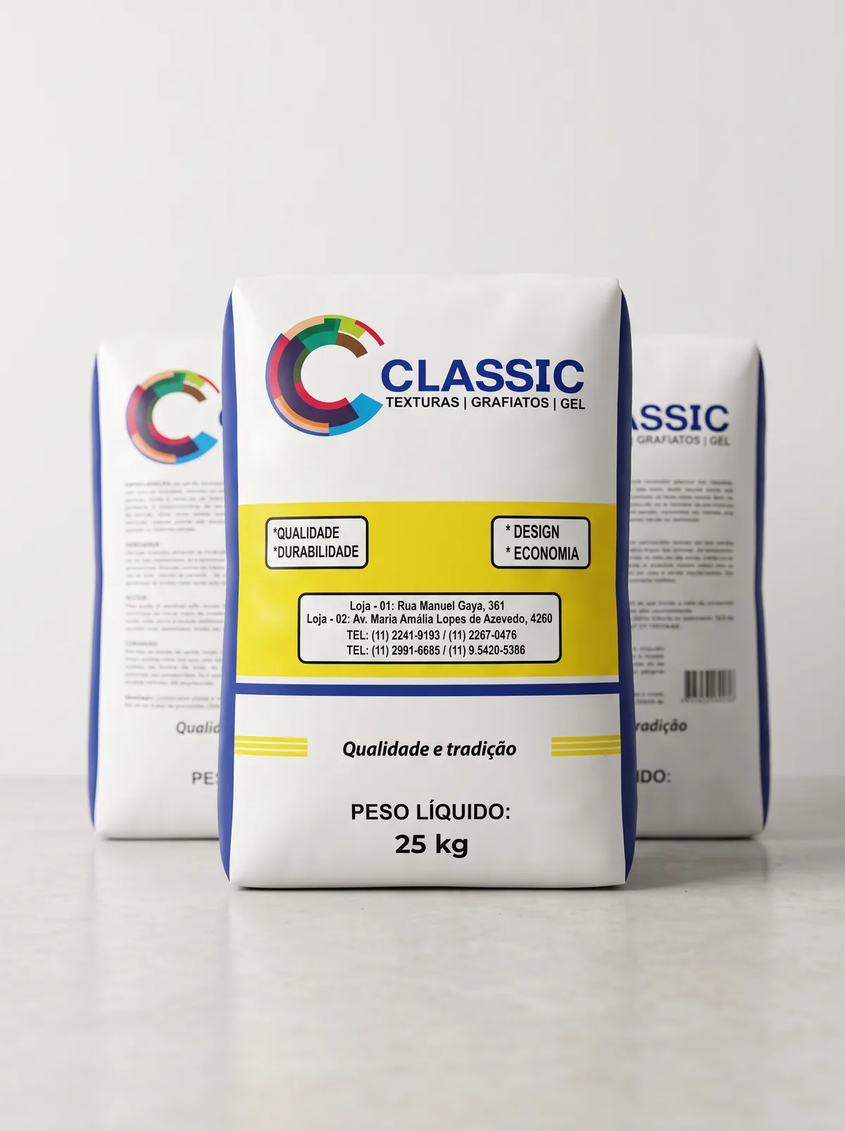 Três sacos de 25 kg de massa corrida Classic, o da frente em foco, com o rótulo amarelo e azul da marca